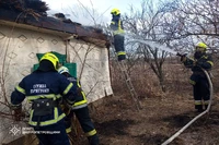 Дніпровський район: рятувальники ліквідували пожежу у житловому будинку
