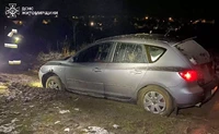Житомир: рятувальники вивільнили легковий автомобіль з болотистого схилу