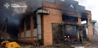 Житомирський район: в смт Брусилів вогнеборці гасять пожежу в ангарі для сільгосптехніки