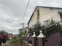 Професійні рятувальники та місцеві вогнеборці ліквідували пожежу в житловому будинку