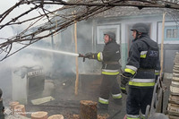 У Кам’янець-Подільському районі рятувальники ліквідували пожежу господарчої споруди, не допустивши перекидання вогню на сусідні будівлі