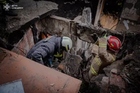У Сумах рятувальники продовжують проводити аварійно-пошукові роботи в 5-ти поверховому житловому будинку, який було зруйновано ворожим ударом