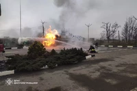 Нікопольські рятувальники загасили пожежу на АЗС, яка виникла внаслідок ворожого обстрілу