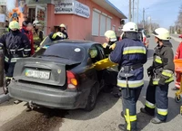 У Запоріжжі рятувальники деблокували водія з понівеченого внаслідок ДТП автомобіля