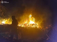 Конотопський район: рятувальники ліквідували наслідки ворожого удару, який призвів до виникнення пожежі в житловому секторі