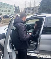 У Житомирі поліція затримала жінку за продаж гуманітарних автомобілів для ЗСУ