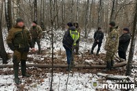 Незаконно вимивали бурштин з надр: на Житомирщині поліція викрила групу з п’ятьох спільників