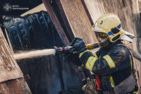 М. Харків: 8 пожежних розрахунків гасять велику пожежу у складській будівлі