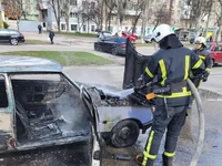 Запорізькі вогнеборці ліквідували пожежу в автомобілі