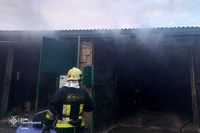 Рятувальники ліквідували пожежу будівлі гаража в місті Рівне
