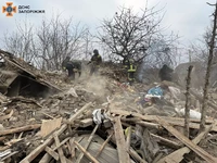 Рятувальники ліквідовують наслідки ракетних ударів по Запоріжжю