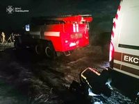 Золочівський район: рятувальники відбуксирували автомоіль швидкої, що застряг на ґрунтовій дорозі