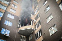 У Хмельницькому під час пожежі в багатоповерхівці надзвичайники врятували трьох людей, з них двоє дітей