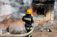 Нікопольський район: надзвичайники загасили палаючий будинок