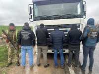 (ВІДЕО) «Делівері» до Молдови: прикордонники у фурі виявили двох чоловіків призовного віку