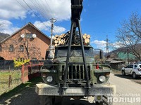 На Тячівщині поліцейські задокументували порушення у сфері охорони довкілля: вилучено вантажівку з нелегальною деревиною