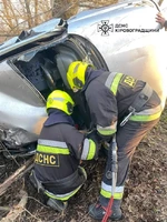 Кіровоградська область: рятувальники вивільнили водія із автомобіля, що потрапив у ДТП