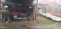 Хустські рятувальники загасили вогонь у легковику