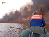 Рятувальники ліквідовують пожежу у плавневій зоні річки Дніпро