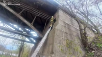 Коростишів: рятувальники допомогли підлітку спуститися з опори мосту