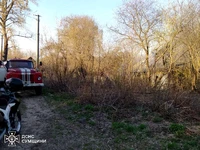 Конотопський район: працівники місцевої пожежної команди ліквідували пожежу в житловому секторі, яку спричинило загоряння сухої рослинності