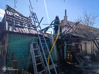 На Рахівщині рятувальники ліквідували пожежу, внаслідок якої постраждали два господарства