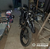 У Чернівецькому районі слідчі поліції задокументували ДТП з потерпілим мотоциклістом