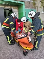 У місті Вараш рятувальники надали допомогу по транспортуванню важкохворого чоловіка до карети швидкої