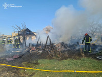 Харківська область: рятувальники ДСНС спільно з добровольцями ДПК ліквідували пожежу в приватному домоволодінні