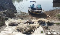 «Нерест 2024» на Полтавщині: поліція викрила браконьєра на воді, порушника навігації та вилучила 400 метрів браконьєрських сіток з рибою
