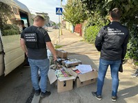 В Ужгороді зупинили мікроавтобус яким незаконно перевозили товари на 700 000 грн