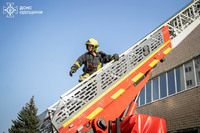 Одеса: рятувальники ліквідували пожежу у складської будівлі