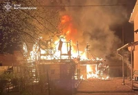 Житомирський район: бійці ДСНС загасили палаючий гараж та врятували від вогню багатоквартирний будинок