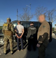 (ВІДЕО) Організую виїзд за кордон та «вирішу питання» з прикордонниками: правоохоронці затримали «бізнесмена» іноземця