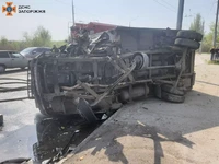 У Запоріжжі рятувальники деблокували водія з понівеченого внаслідок ДТП автомобіля