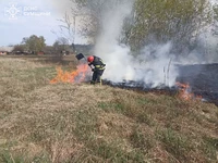 Охтирський район: через дитячі пустощі з вогнем зайнялася суха рослинність та ледь не загорівся будинок