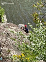 У Житомирі рятувальники надали допомогу чоловіку, який впав зі скелі