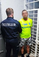 На Ужгородщині поліція затримала зловмисника, який зі зброєю увірвався до магазину