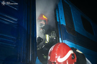 Хмельницькі надзвичайники ліквідували пожежу локомотива, двоє машиністів травмувалися