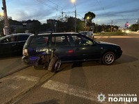 Водій BMW скоїв автопригоду, а його пасажир напав на поліцейського – миколаївські слідчі проводять досудові розслідування