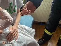 Рятувальники Прикарпаття допомогли вивільнити палець дитини з іграшки