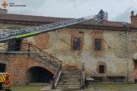 У Старокостянтинові рятувальники допомогли зняти з даху будівлі чоловіка