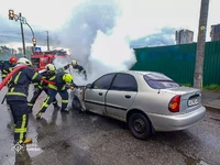 Деснянський район: рятувальники ліквідували пожежу в автомобілі