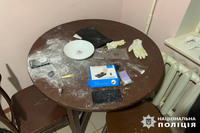 У Черкасах поліцейські вилучили у чоловіка вдома більш ніж пів кілограма наркотиків, які він готував до збуту