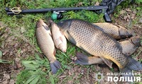 Поліцейські Полтавщини викрили двох браконьєрів, які забороненими пристроями виловили майже 20 кілограмів риби