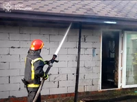М. Охтирка: оперативно приборкавши загоряння лазні, рятувальники запобігли масштабній пожежі в житловому секторі