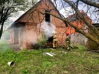 Роменський район: рятувальники разом з працівниками місцевої пожежної команди оперативно ліквідували загоряння в будівлі