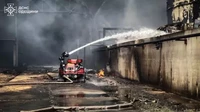 Спецтехніка ДСНС Рівненщини залучається до ліквідації пожежі на місці ворожого удару по Одещині