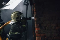 В Рівному рятувальники ліквідували пожежу в адміністративній будівлі