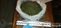 На Тячівщині поліція під час обшуку вилучили у місцевого жителя майже 1кг наркотиків рослинного походження
